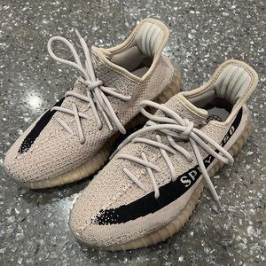 Yeezy Size 7 Mint Condition Sneakers!